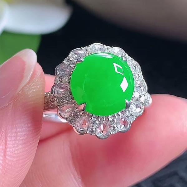 18K金翡翠阳绿蛋面戒指